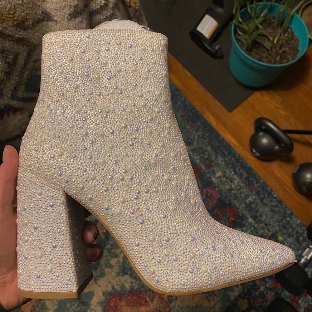 Nelle White Steve Madden Bootie - size 11